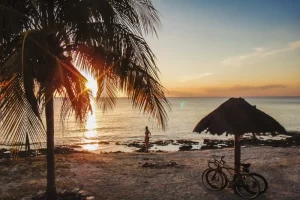 Por do sol em praia no sul da ilha de Cozumel