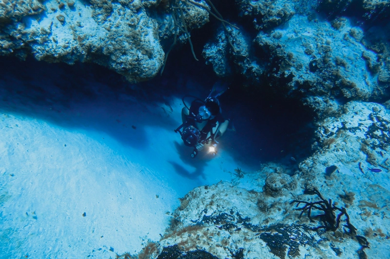 Rafa com nosso equipamento de fotosub: camera Canon T2i e caixa-estanque Ikelite, durante mergulho em Cozumel