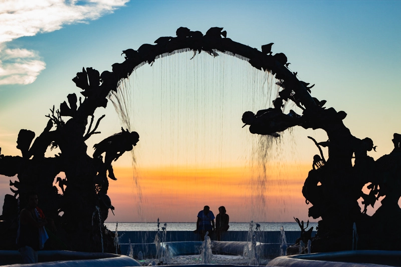 Quando vamos viajar, tão importante quanto planejar a hospedagem e os passeios que queremos fazer, é calcular quanto dinheiro precisamos levar. Veja aqui quanto levar em uma viagem para Cozumel. Após 1 mês morando na ilha, compartilhamos nossos gastos com hospedagem, comida, transporte e mergulho, além de dicas para economizar e planejar seu roteiro.