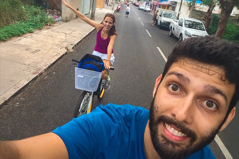 Pedalando em Cozumel - Tata e Rafa com as bikes