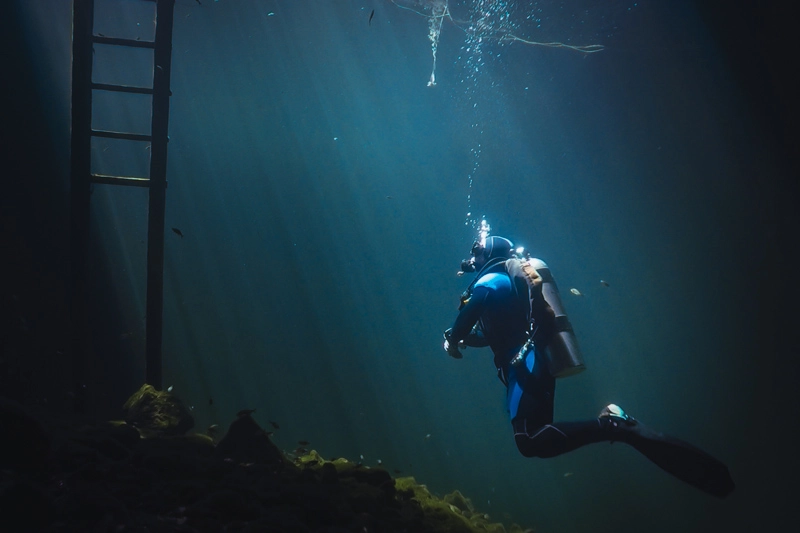 Robbie Schmittner no Cenote Calavera, em Tulum