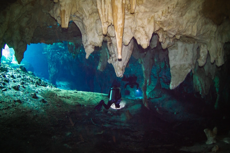 Mergulho no Grand Cenote, em Tulum