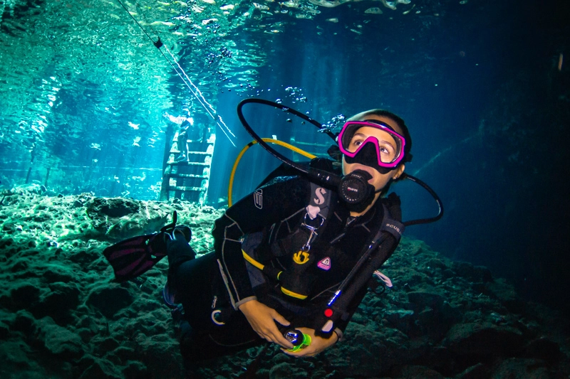 Mergulho em água doce e cristalina nos cenotes de Tulum