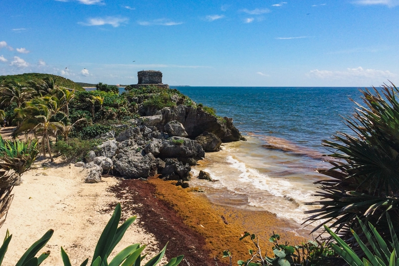 “Templo del Dios del Viento”e o mar de sargaços. Zona Arqueológica de Tulum, México