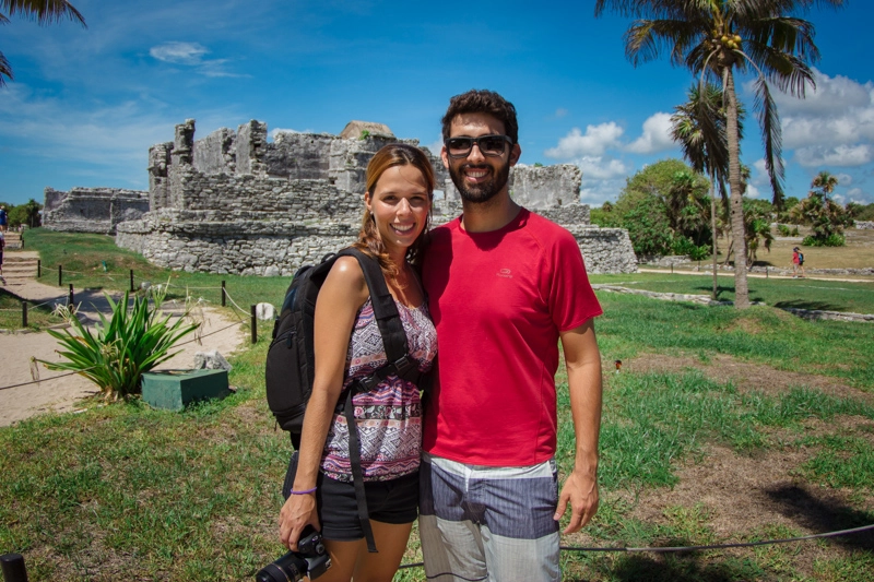 Tatá e Rafa na frente das Ruínas de Tulum
