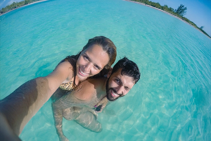 Profundo no Mundo no mar azul turquesa do El Cielo, em Cozumel