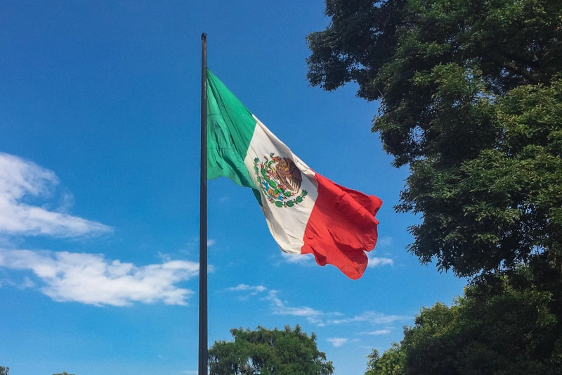 Bandeira do México, com o símbolo que representa a profecia asteca.