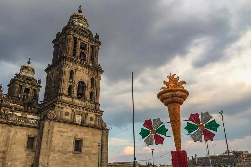 Catedral Metropolitana, no Zócalo enfeitado para a comemoração do Dia da Independência.