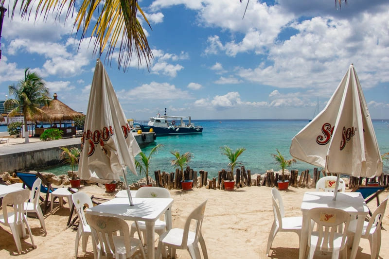 Beach Club ao lado do Money Bar