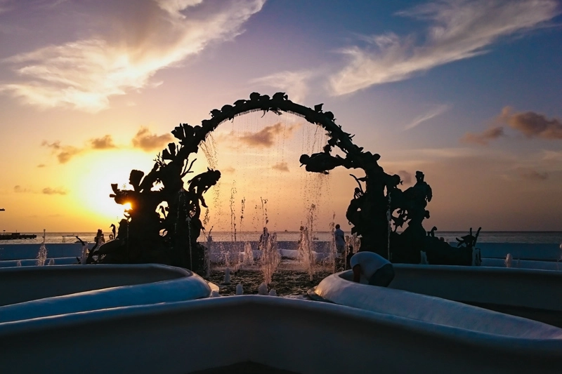 Por do sol no Monumento ao Mergulhador, no centro de Cozumel.