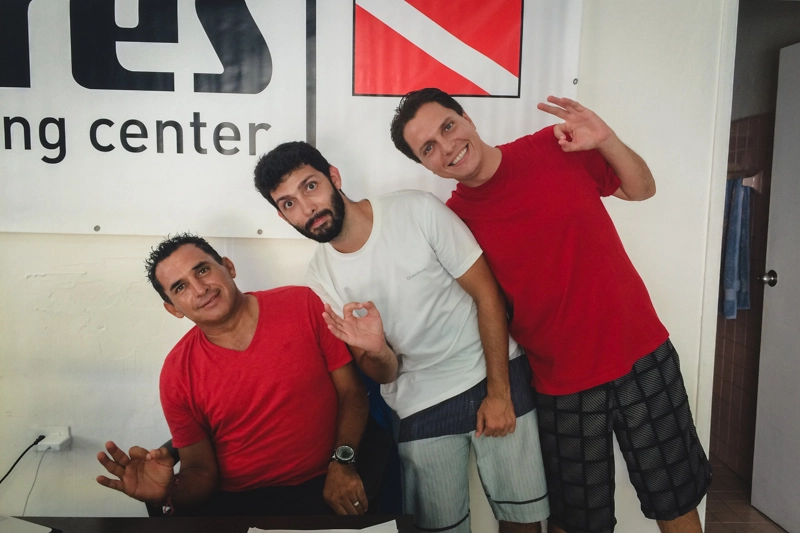 Equipe do Elite Dive Center em Cozumel, México, com instrutores de mergulho e criadores de conteúdo durante viagem de longa duração