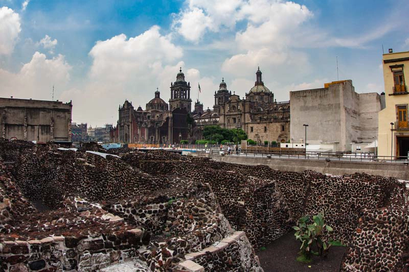 Ruínas do Templo Mayor, com a Catedral Metropolitana ao fundo: o que fazer na Cidade do México