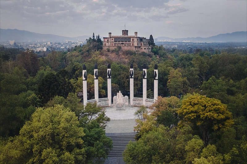 Entre tantas experiências e atrações que a capital mexicana oferece, duas se destacam como paradas obrigatórias: o Bosque Chapultepec, um dos maiores parques urbanos do mundo, e as Pirâmides de Teotihuacán, um sítio arqueológico impressionante e cheio de mistérios.