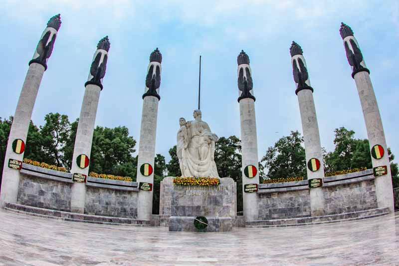 Monumento a la patria, em homenagem aos jovens cadetes que defenderam o Castelo de Chapultepec contra a invasão americana, em 1847, na Cidade do México