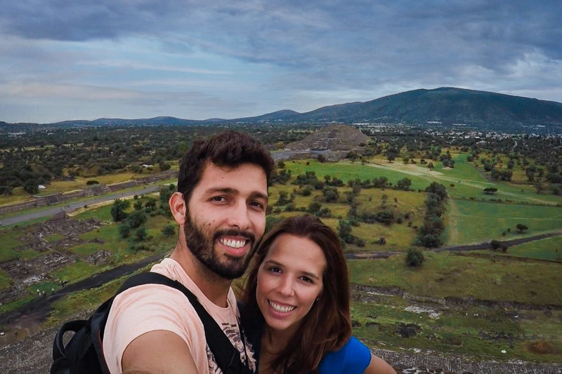 No topo da Pirâmide do Sol. Ao fundo, pode-se ver a Pirâmide da Lua. Zona Arqueológica de Teotihuacan, passeio imperdível na Cidade do México