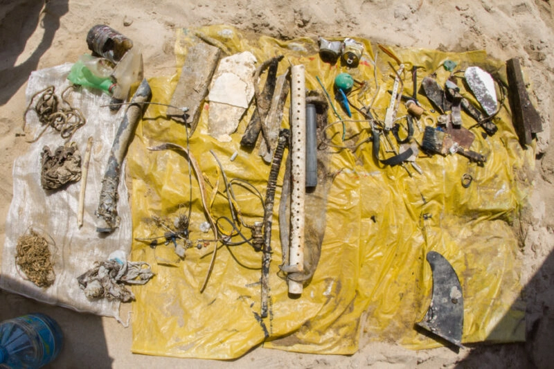 Lixo que retiramos durante o mergulho de limpeza subaquática.