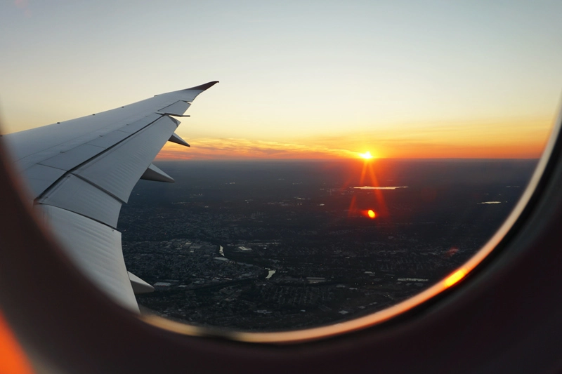 Por do sol visto da janela do avião 