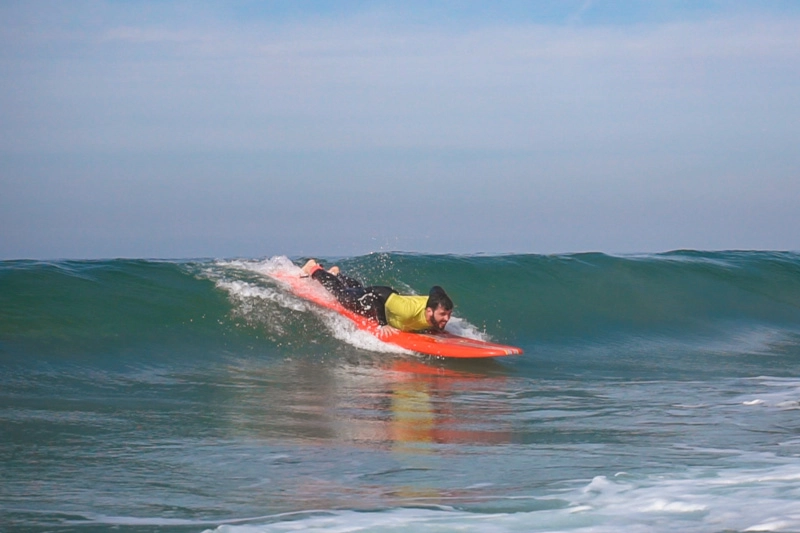 Rafa surfando na aula de surf que fizemos em La Jolla, na Califórnia, com a Surf Diva School