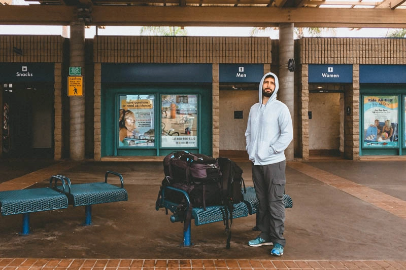 Rodoviária de Oceanside, esperando o ônibus para ir para Los Angeles