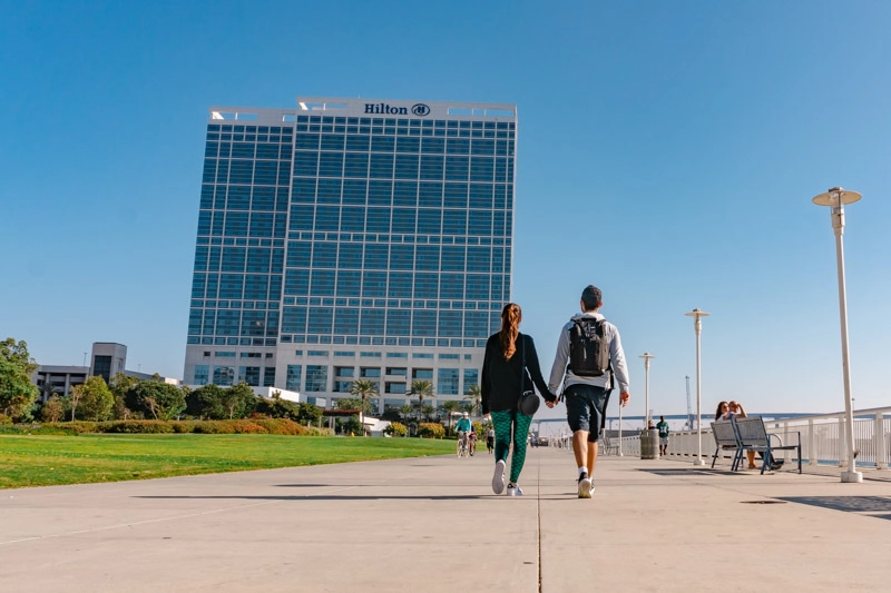 O hotel Hilton San Diego Bayfront fica localizado ao lado da baía de San Diego.