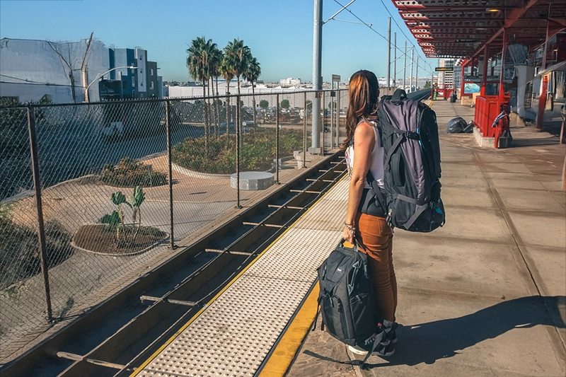 como funciona o transporte publico em los angeles - tata esperando metro
