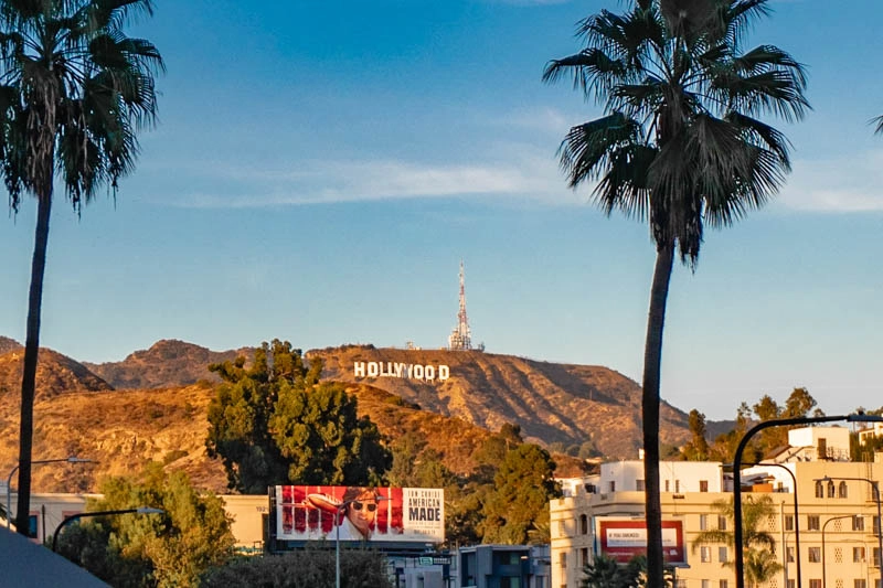 Letreiro de Hollywood visto da cidade