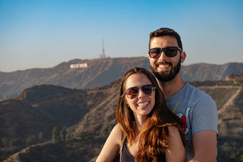 Tata e Rafa, do Profundo no Mundo, em frente ao Letreiro de Hollywood, visto do Griffith Observatory