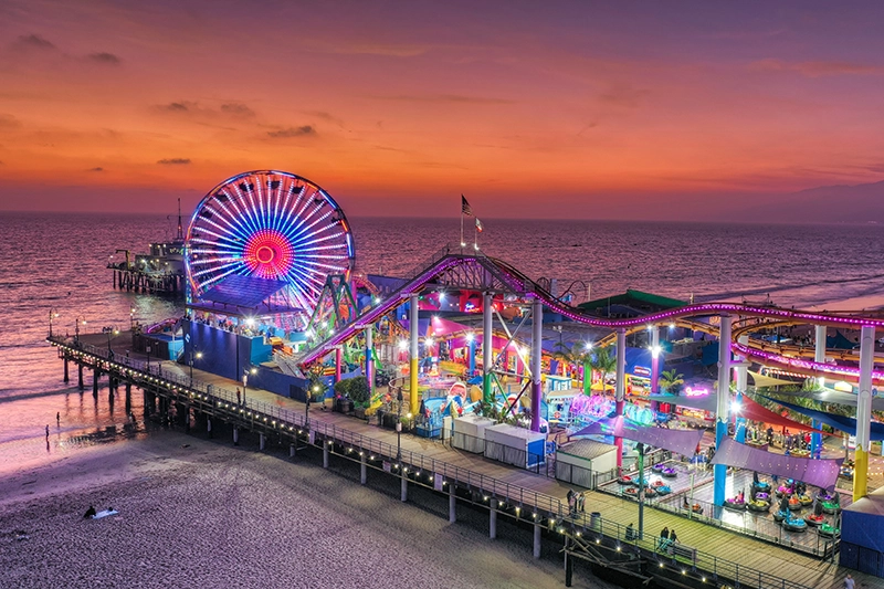 Parque de diversões em cima do Pier de Santa Monica, no por do sol