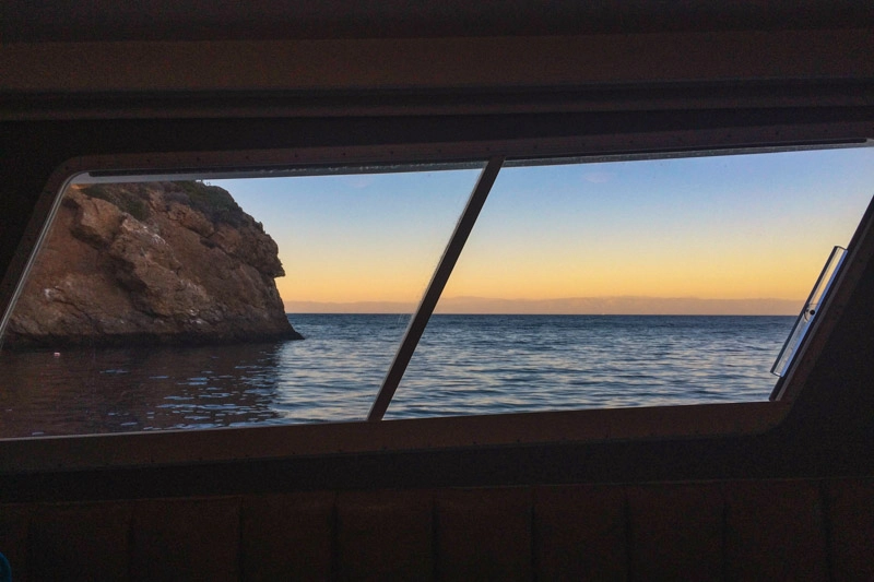 Pôr-do-sol da janela do barco.