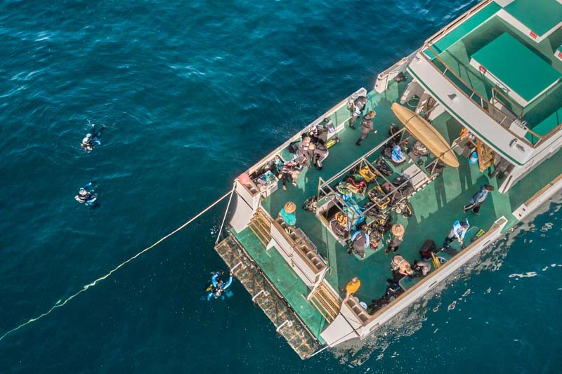 Deck externo do barco Conception, da Truth Aquatics.