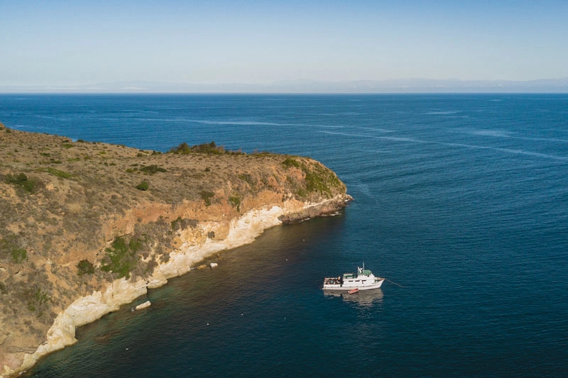 Aérea de barco em frente às Channel Islands