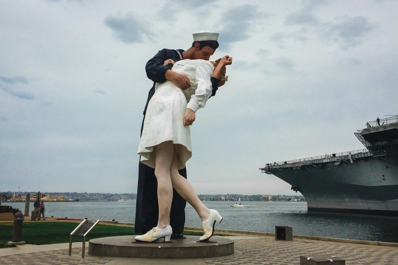 Escultura do beijo da Segunda Guerra em frente ao USS Midway, em San Diego, California
