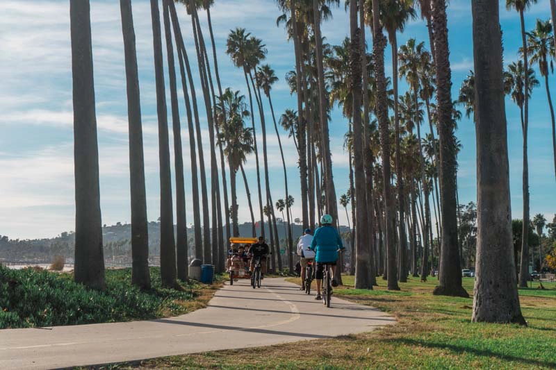 Alugamos uma bike e pedalamos pela orla de Santa Barbara