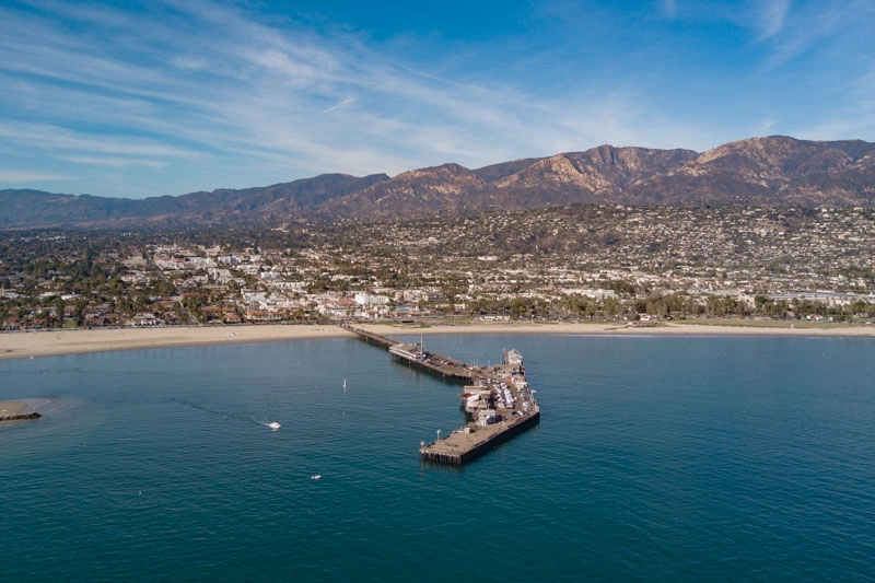 O pier Stearns Wharf, em Santa Barbara, visto de cima, e as principais praias da cidade: West Beach (à esquerda) e East Beach (à direita).