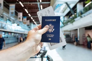 no aeroporto, com passaporte e passagens na mão