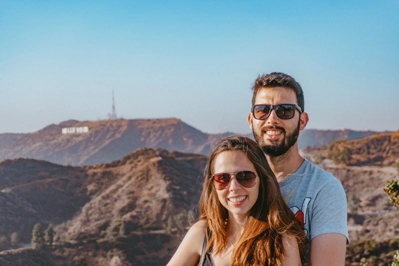 Tatá e Rafa, do Profundo no Mundo, em frente ao letreiro de Hollywood, em Los Angeles, Califórnia