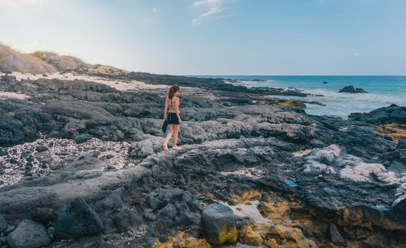 Caminho de lava solidificada na praia de Kua Bay, em Big Island.