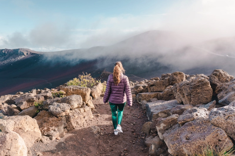 Tatá caminhando na trilha do topo do vulcão Haleakala, uma das principais atrações da ilha de Maui, no Havaí