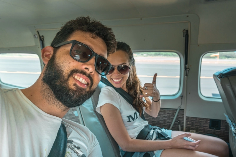 Tatá e Rafa no avião da Mokulele Airlines, no trajeto entre as ilhas do Havaí