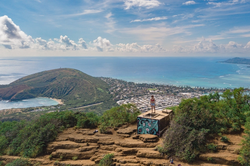 Vista do topo do Koko Head, atração que não pode faltar no roteiro da sua viagem pelo Havaí, na ilha de Oahu