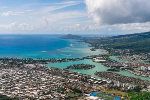 Vista aérea da ilha de O'ahu, a mais popular e com a maior estrutura urbana do Havaí