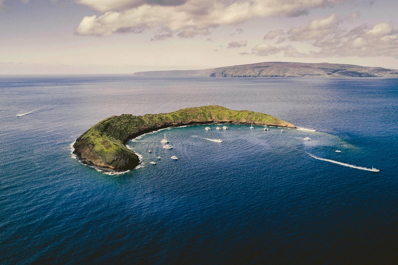 Cratera parcialmente submersa do Molokini, em formato de meia-lua