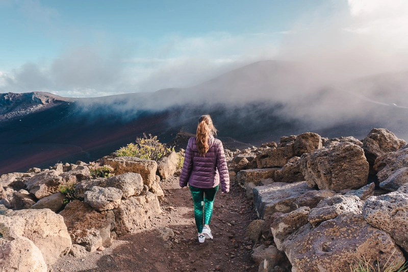 trilha no topo no vulcão Haleakala, uma das coisas mais legais para se fazer na ilha de Maui, no Havaí