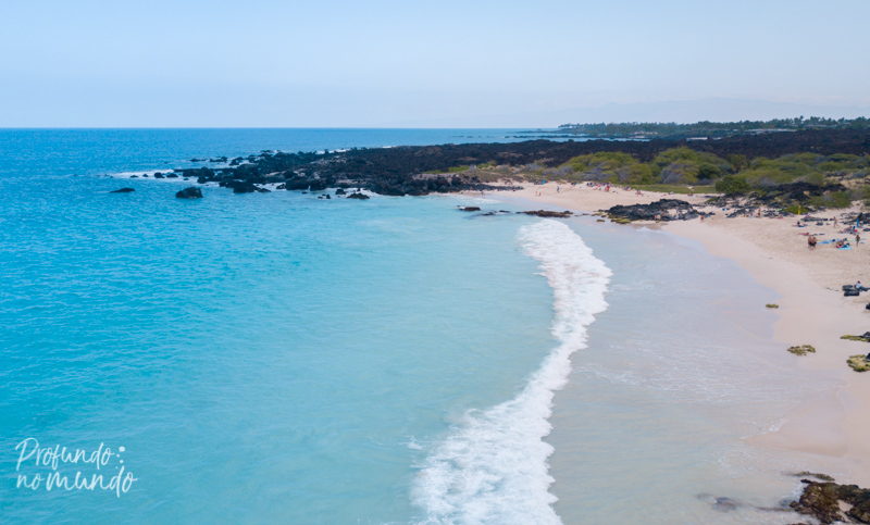 O mar azul de Kua Bay, em Kona, Big Island, Havai