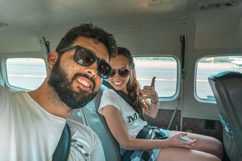 Tata e Rafa, do Profundo no Mundo, no avião da Mokulele, em Big Island, no Havaí