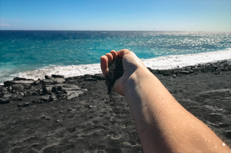 praia de areia preta em Hilo, Big Island - Havaí