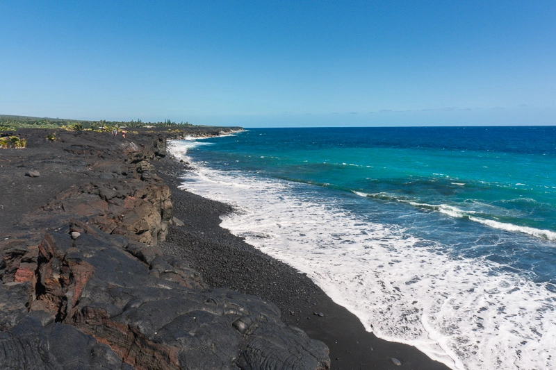 a Kaimū Black Sand Beach é uma atração que deve entrar no seu roteiro de coisas para fazer em Hilo, Big Island, no Havaí