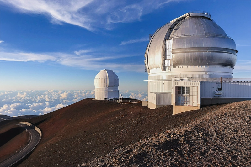 Observatórios astronômicos no topo do Mauna Kea, um dos lugares mais incríveis para visitar em Big Island, no Havaí