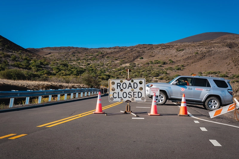 placa estrada fechada para o mauna kea, em hilo, big island