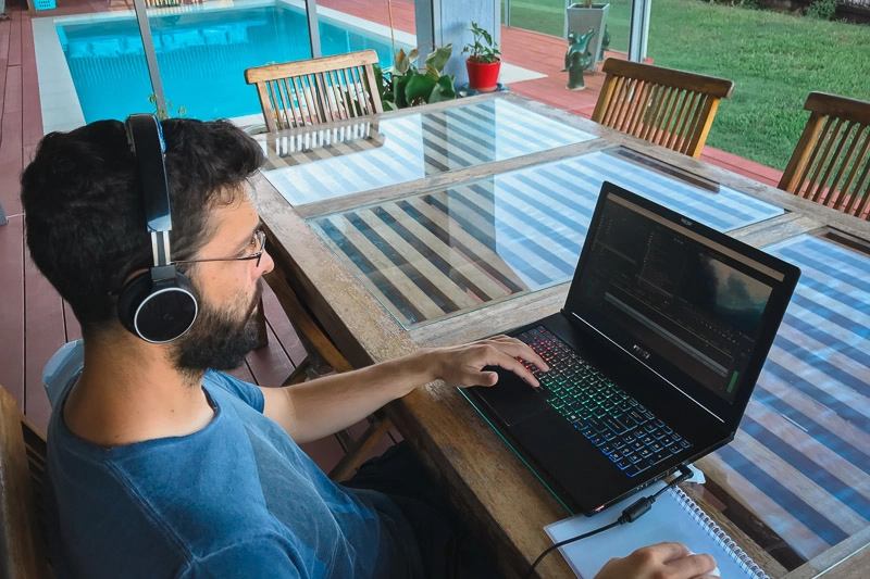 Criação de conteúdo de viagem: Editando vídeos no Airbnb que ficamos em Cairns (Austrália).